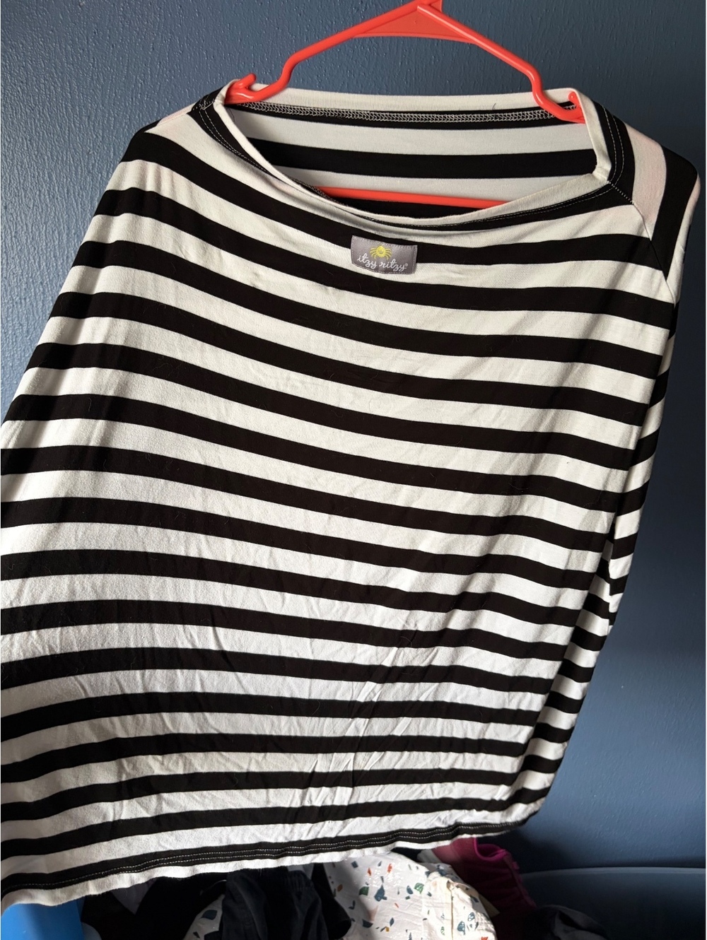 Itsy Ritzy nursing cover striped black white